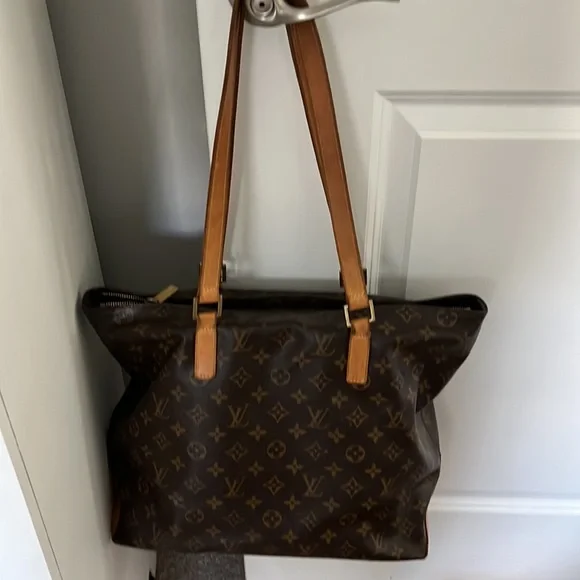 Louis Vuitton - Picture 3 of 3